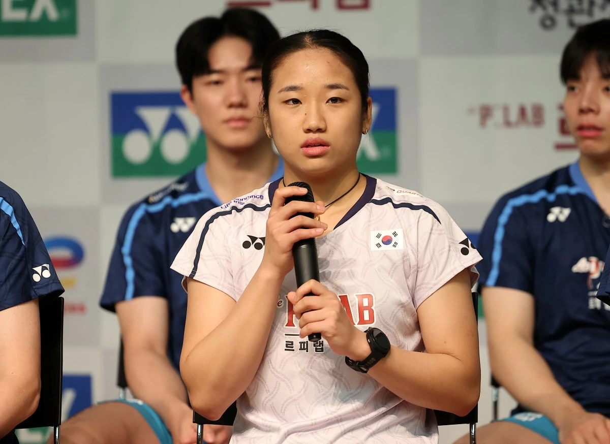  박주봉 감독이 이끄는 대한민국 배드민턴 대표팀은 8일 충북 진천 국가대표선수촌에서 열린 미디어데이에 참석해 오는 19일 개막하는 아이치·나고야 아시안게임을 앞둔 각오와 목표를 밝혔다. 이번 대회에서 대한배드민턴협회가 내건 목표는 금메달 3개, 은메달 1개, 동메달 2개다. 박주봉호는 여자단식 세계랭킹 1위 안세영과 남자복식 세계랭킹 1위 서승재-김원호 조 등을 앞세워 금메달 사냥에 나선다. 연합뉴스
