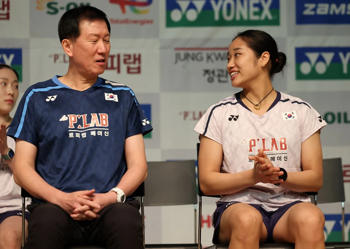  박주봉 감독이 이끄는 대한민국 배드민턴 대표팀은 8일 충북 진천 국가대표선수촌에서 열린 미디어데이에 참석해 오는 19일 개막하는 아이치·나고야 아시안게임을 앞둔 각오와 목표를 밝혔다. 이번 대회에서 대한배드민턴협회가 내건 목표는 금메달 3개, 은메달 1개, 동메달 2개다. 박주봉호는 여자단식 세계랭킹 1위 안세영과 남자복식 세계랭킹 1위 서승재-김원호 조 등을 앞세워 금메달 사냥에 나선다. 연합뉴스