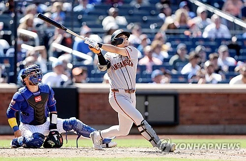 미국 메이저리그(MLB) 샌프란시스코 자이언츠에서 뛰는 외야수 이정후가 2경기 연속 안타 행진을 이어갔다. 이정후는 8일 미국 캘리포니아주 샌프란시스코 오라클파크에서 열린 MLB 정규시즌 세인트루이스 카디널스와 홈 경기에 5번 타자 우익수로 선발 출전해 4타수 1안타 1볼넷을 기록했다. 시즌 타율은 0.280(500타수 140안타)을 유지했다. 10회엔 득점 찬스에서 상대 배터리가 그를 고의사구로 거르는 일도 겪었다. 샌프란시스코가 11회 셰이 위트컴의 끝내기 내야안타로 5-4 승리를 거뒀다. 연합뉴스