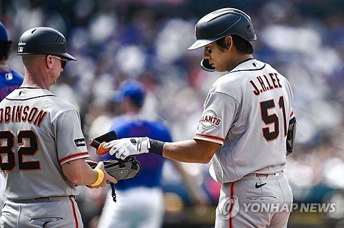 미국 메이저리그(MLB) 샌프란시스코 자이언츠에서 뛰는 외야수 이정후가 2경기 연속 안타 행진을 이어갔다. 이정후는 8일 미국 캘리포니아주 샌프란시스코 오라클파크에서 열린 MLB 정규시즌 세인트루이스 카디널스와 홈 경기에 5번 타자 우익수로 선발 출전해 4타수 1안타 1볼넷을 기록했다. 시즌 타율은 0.280(500타수 140안타)을 유지했다. 10회엔 득점 찬스에서 상대 배터리가 그를 고의사구로 거르는 일도 겪었다. 샌프란시스코가 11회 셰이 위트컴의 끝내기 내야안타로 5-4 승리를 거뒀다. 연합뉴스