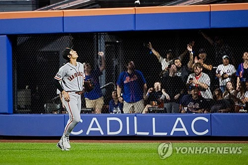 미국 메이저리그(MLB) 샌프란시스코 자이언츠에서 뛰는 외야수 이정후가 2경기 연속 안타 행진을 이어갔다. 이정후는 8일 미국 캘리포니아주 샌프란시스코 오라클파크에서 열린 MLB 정규시즌 세인트루이스 카디널스와 홈 경기에 5번 타자 우익수로 선발 출전해 4타수 1안타 1볼넷을 기록했다. 시즌 타율은 0.280(500타수 140안타)을 유지했다. 10회엔 득점 찬스에서 상대 배터리가 그를 고의사구로 거르는 일도 겪었다. 샌프란시스코가 11회 셰이 위트컴의 끝내기 내야안타로 5-4 승리를 거뒀다. 연합뉴스