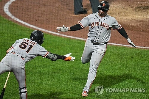 미국 메이저리그(MLB) 샌프란시스코 자이언츠에서 뛰는 외야수 이정후가 2경기 연속 안타 행진을 이어갔다. 이정후는 8일 미국 캘리포니아주 샌프란시스코 오라클파크에서 열린 MLB 정규시즌 세인트루이스 카디널스와 홈 경기에 5번 타자 우익수로 선발 출전해 4타수 1안타 1볼넷을 기록했다. 시즌 타율은 0.280(500타수 140안타)을 유지했다. 10회엔 득점 찬스에서 상대 배터리가 그를 고의사구로 거르는 일도 겪었다. 샌프란시스코가 11회 셰이 위트컴의 끝내기 내야안타로 5-4 승리를 거뒀다. 연합뉴스