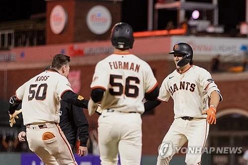 미국 메이저리그(MLB) 샌프란시스코 자이언츠에서 뛰는 외야수 이정후가 2경기 연속 안타 행진을 이어갔다. 이정후는 8일 미국 캘리포니아주 샌프란시스코 오라클파크에서 열린 MLB 정규시즌 세인트루이스 카디널스와 홈 경기에 5번 타자 우익수로 선발 출전해 4타수 1안타 1볼넷을 기록했다. 시즌 타율은 0.280(500타수 140안타)을 유지했다. 10회엔 득점 찬스에서 상대 배터리가 그를 고의사구로 거르는 일도 겪었다. 샌프란시스코가 11회 셰이 위트컴의 끝내기 내야안타로 5-4 승리를 거뒀다. 연합뉴스