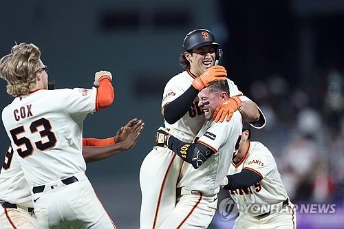 미국 메이저리그(MLB) 샌프란시스코 자이언츠에서 뛰는 외야수 이정후가 2경기 연속 안타 행진을 이어갔다. 이정후는 8일 미국 캘리포니아주 샌프란시스코 오라클파크에서 열린 MLB 정규시즌 세인트루이스 카디널스와 홈 경기에 5번 타자 우익수로 선발 출전해 4타수 1안타 1볼넷을 기록했다. 시즌 타율은 0.280(500타수 140안타)을 유지했다. 10회엔 득점 찬스에서 상대 배터리가 그를 고의사구로 거르는 일도 겪었다. 샌프란시스코가 11회 셰이 위트컴의 끝내기 내야안타로 5-4 승리를 거뒀다. 연합뉴스