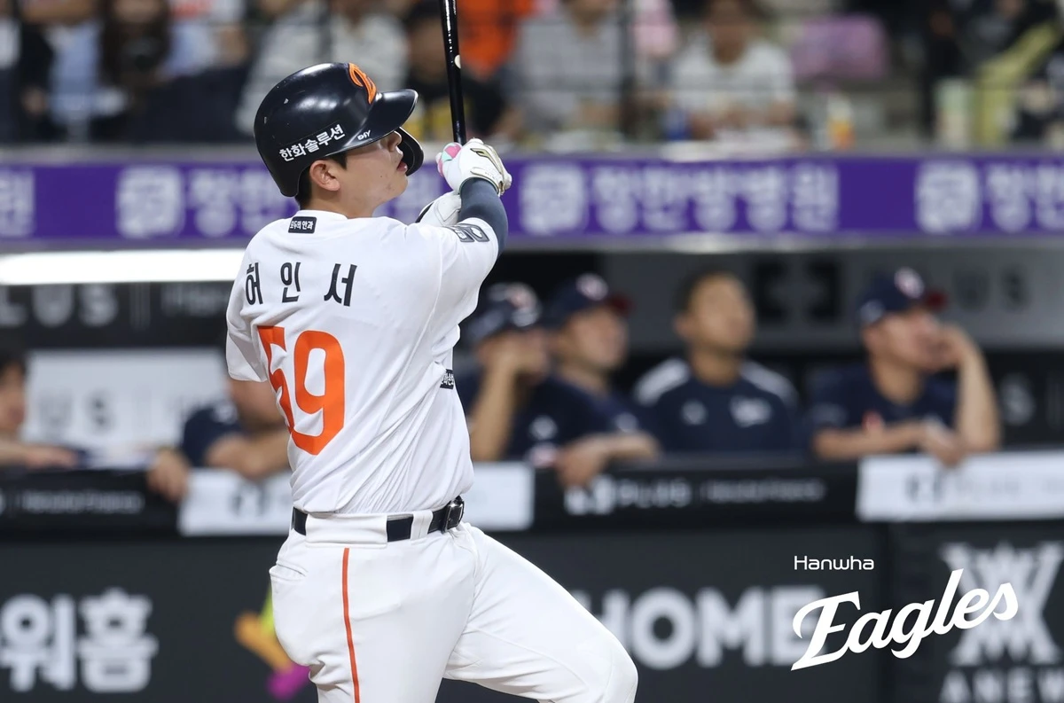 김경문 감독이 이끄는 한화는 8일 대전 한화생명 볼파크에서 열린 2026 프로야구 KBO리그 정규시즌 홈 경기에서 김원형 감독의 두산 베어스를 6-1로 완파했다. 파죽의 4연승을 달린 한화는 53승 3무 65패를 기록했다. 두산은 62승 4무 58패다. 한화는 투수 류현진의 시즌 9승과 강백호의 데뷔 첫 30홈런·100타점을 동시에 달성해 기쁨 두 배가 됐다. 아울러 두산 베어스를 꺾은 지난 5월 31일 이후 100일 만에 4연승을 내달렸다. 한화 허인서가 타격하고 있다. 한화 이글스