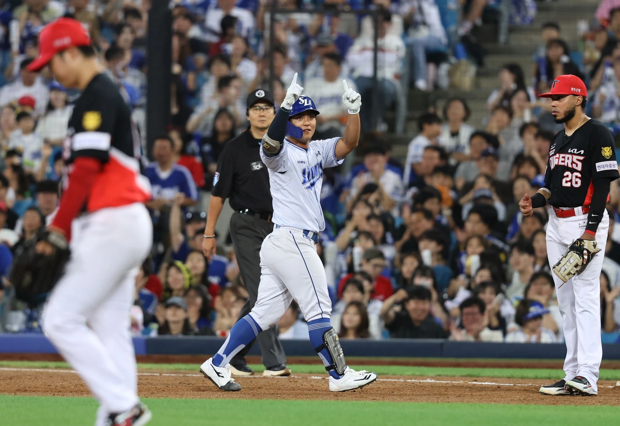 삼성 라이온즈는 8일 대구 삼성 라이온즈 파크에서 열린 KIA 타이거즈와 2026 신한 SOL Bank KBO 리그 정규시즌 홈경기에서 6-4로 승리했다. 삼성은 지난 5일 잠실 LG 트윈스를 시작으로 3연승을 달리게 됐다. 시즌 73승 46패 3무(승률 0.613)가 된 삼성은 같은 날 2위 KT 위즈의 경기 결과와 상관 없이 1위 자리를 유지하게 됐다. 반면 경기 전 기준 3위 LG 트윈스와 0.5경기 차로, 결과에 따라 3위에 다시 오를 수 있는 찬스를 잡았던 KIA는 연승 숫자가 '3'에서 멈췄다. KIA의 시즌 전적은 66승 53패 2무(승률 0.555)가 됐다.