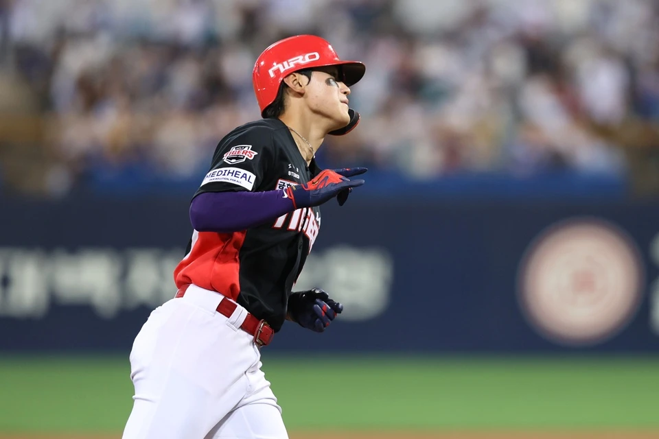 삼성 라이온즈는 8일 대구 삼성 라이온즈 파크에서 열린 KIA 타이거즈와 2026 신한 SOL Bank KBO 리그 정규시즌 홈경기에서 6-4로 승리했다. 삼성은 지난 5일 잠실 LG 트윈스를 시작으로 3연승을 달리게 됐다. 시즌 73승 46패 3무(승률 0.613)가 된 삼성은 같은 날 2위 KT 위즈의 경기 결과와 상관 없이 1위 자리를 유지하게 됐다. 반면 경기 전 기준 3위 LG 트윈스와 0.5경기 차로, 결과에 따라 3위에 다시 오를 수 있는 찬스를 잡았던 KIA는 연승 숫자가 '3'에서 멈췄다. KIA의 시즌 전적은 66승 53패 2무(승률 0.555)가 됐다. KIA는 김도영의 시즌 40호 홈런이 성과로 남게 됐다.