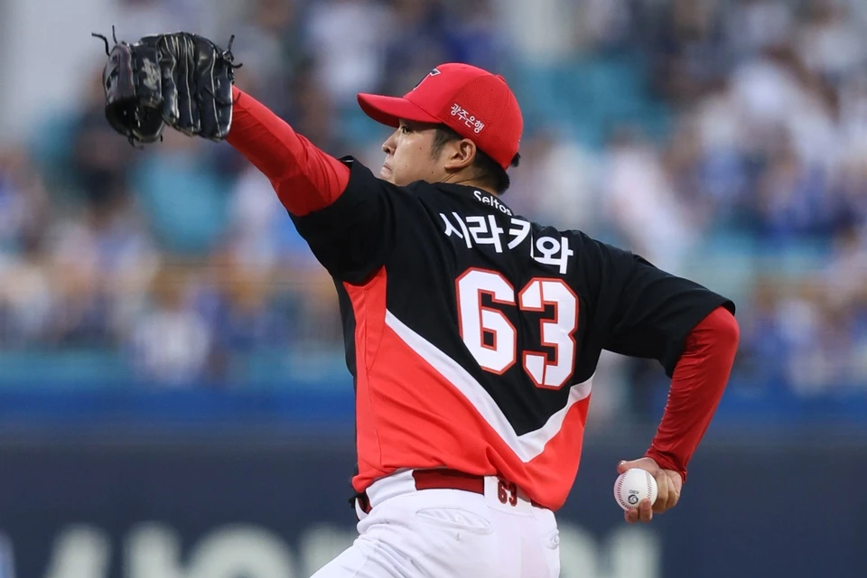 삼성 라이온즈는 8일 대구 삼성 라이온즈 파크에서 열린 KIA 타이거즈와 2026 신한 SOL Bank KBO 리그 정규시즌 홈경기에서 6-4로 승리했다. 삼성은 지난 5일 잠실 LG 트윈스를 시작으로 3연승을 달리게 됐다. 시즌 73승 46패 3무(승률 0.613)가 된 삼성은 같은 날 2위 KT 위즈의 경기 결과와 상관 없이 1위 자리를 유지하게 됐다. 반면 경기 전 기준 3위 LG 트윈스와 0.5경기 차로, 결과에 따라 3위에 다시 오를 수 있는 찬스를 잡았던 KIA는 연승 숫자가 '3'에서 멈췄다. KIA의 시즌 전적은 66승 53패 2무(승률 0.555)가 됐다.