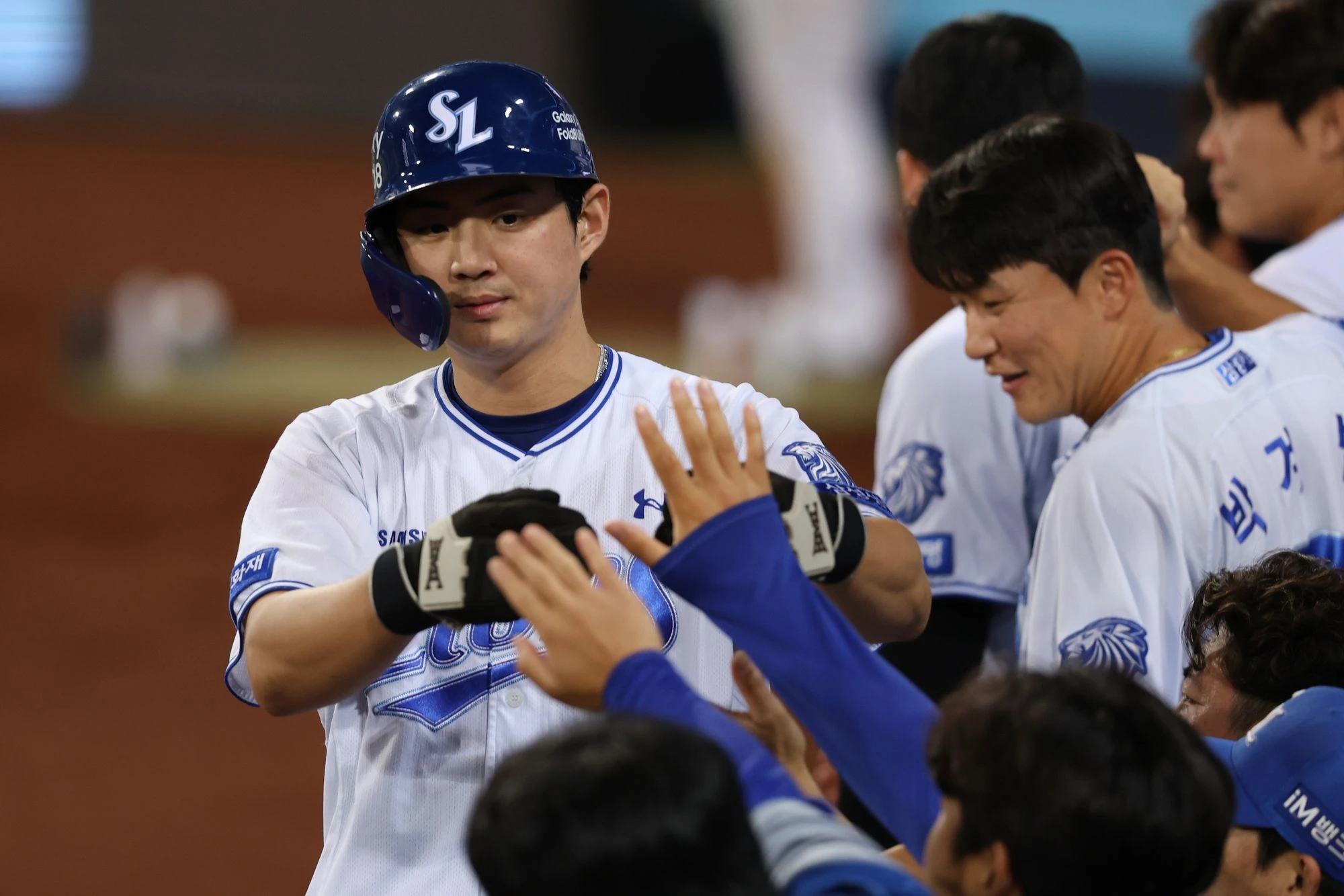 삼성 라이온즈는 8일 대구 삼성 라이온즈 파크에서 열린 KIA 타이거즈와 2026 신한 SOL Bank KBO 리그 정규시즌 홈경기에서 6-4로 승리했다. 삼성은 지난 5일 잠실 LG 트윈스를 시작으로 3연승을 달리게 됐다. 시즌 73승 46패 3무(승률 0.613)가 된 삼성은 같은 날 2위 KT 위즈의 경기 결과와 상관 없이 1위 자리를 유지하게 됐다. 반면 경기 전 기준 3위 LG 트윈스와 0.5경기 차로, 결과에 따라 3위에 다시 오를 수 있는 찬스를 잡았던 KIA는 연승 숫자가 '3'에서 멈췄다. KIA의 시즌 전적은 66승 53패 2무(승률 0.555)가 됐다.