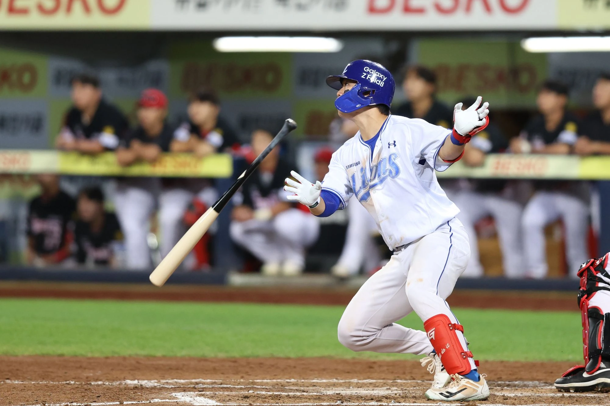 삼성 라이온즈는 8일 대구 삼성 라이온즈 파크에서 열린 KIA 타이거즈와 2026 신한 SOL Bank KBO 리그 정규시즌 홈경기에서 6-4로 승리했다. 삼성은 지난 5일 잠실 LG 트윈스를 시작으로 3연승을 달리게 됐다. 시즌 73승 46패 3무(승률 0.613)가 된 삼성은 같은 날 2위 KT 위즈의 경기 결과와 상관 없이 1위 자리를 유지하게 됐다. 반면 경기 전 기준 3위 LG 트윈스와 0.5경기 차로, 결과에 따라 3위에 다시 오를 수 있는 찬스를 잡았던 KIA는 연승 숫자가 '3'에서 멈췄다. KIA의 시즌 전적은 66승 53패 2무(승률 0.555)가 됐다.