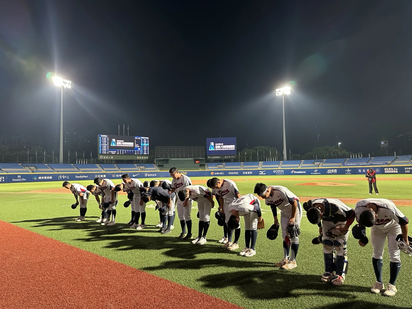 18세 이하(U-18) 야구 대표팀이 8일 대만 신베이시 신장 야구장에서 열린 제14회 아시아청소년야구선수권 조별리그 2차전 싱가포르전에서 승리한 후 관중석을 향해 인사하고 있다. 대한야구소프트볼협회