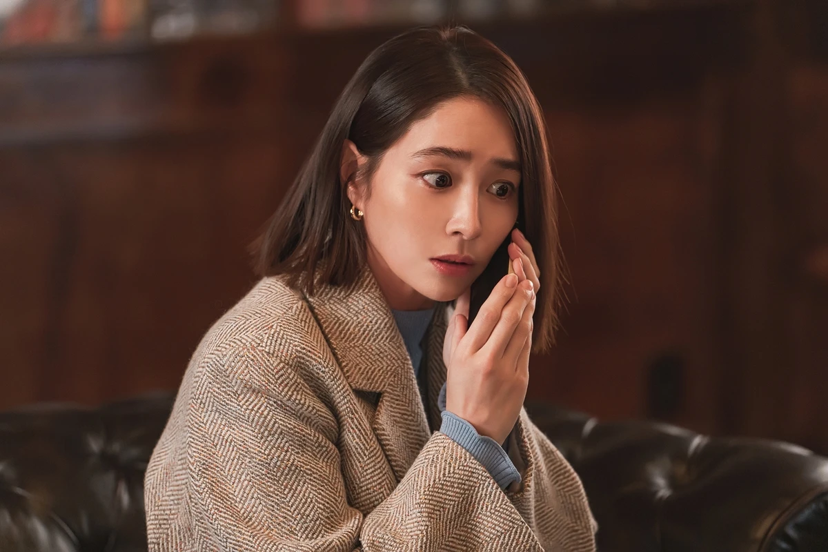 '그래, 이혼하자' 이민정이 이혼 소송 중인 남편 김지석, 전 연인 이현진 사이에서 거센 감정의 파고를 겪는다.