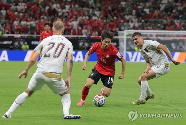 로베르토 모레노 한국 축구 국가대표팀 임시감독이 오는 13일 인천국제공항을 통해 입국, 14일 명단 발표 기자회견을 통해 모레노 1기 명단을 발표한다. 9~10월과 11월 A매치 6경기 결과에 따라 내년 열리는 2027 아시아축구연맹(AFC) 아시안컵까지 계약이 연장될 수 있는 모레노 감독이 최상의 경기력을 내기 위해 20대 중반에 접어들면서 대표팀의 에이스로 자리매김한 이강인을 중심으로 짤 '새 판'의 초안을 그려왔을지 궁금하다. 사진 연합뉴스