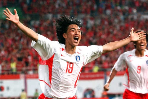2002 국제축구연맹(FIFA) 한일 월드컵에서 한국 축구대표팀의 '4강 신화'를 이끈 거스 히딩크 감독이 24년이 지난 지금까지도 이어지고 있는 이탈리아 언론의 '매수 논란'에 불편한 심기를 드러냈다. 히딩크 감독은 이탈리아 언론들이 당시 이탈리아가 16강에서 연장전 끝에 한국에 패배하는 과정에서 프란체스코 토티의 퇴장과 다미아노 톰마시의 득점 취소 등 이탈리아에 불리한 판정들이 나왔다면서 제기한 판정 논란이 가당찮다며 결과를 받아들이는 것도 승부의 연장선이라고 지적했다. 사진 연합뉴스