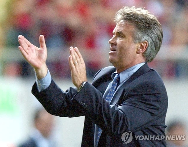 2002 국제축구연맹(FIFA) 한일 월드컵에서 한국 축구대표팀의 '4강 신화'를 이끈 거스 히딩크 감독이 24년이 지난 지금까지도 이어지고 있는 이탈리아 언론의 '매수 논란'에 불편한 심기를 드러냈다. 히딩크 감독은 이탈리아 언론들이 당시 이탈리아가 16강에서 연장전 끝에 한국에 패배하는 과정에서 프란체스코 토티의 퇴장과 다미아노 톰마시의 득점 취소 등 이탈리아에 불리한 판정들이 나왔다면서 제기한 판정 논란이 가당찮다며 결과를 받아들이는 것도 승부의 연장선이라고 지적했다. 사진 연합뉴스