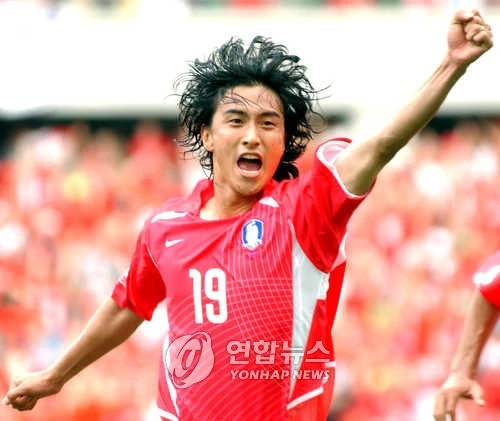 2002 국제축구연맹(FIFA) 한일 월드컵에서 한국 축구대표팀의 '4강 신화'를 이끈 거스 히딩크 감독이 24년이 지난 지금까지도 이어지고 있는 이탈리아 언론의 '매수 논란'에 불편한 심기를 드러냈다. 히딩크 감독은 이탈리아 언론들이 당시 이탈리아가 16강에서 연장전 끝에 한국에 패배하는 과정에서 프란체스코 토티의 퇴장과 다미아노 톰마시의 득점 취소 등 이탈리아에 불리한 판정들이 나왔다면서 제기한 판정 논란이 가당찮다며 결과를 받아들이는 것도 승부의 연장선이라고 지적했다. 사진 연합뉴스