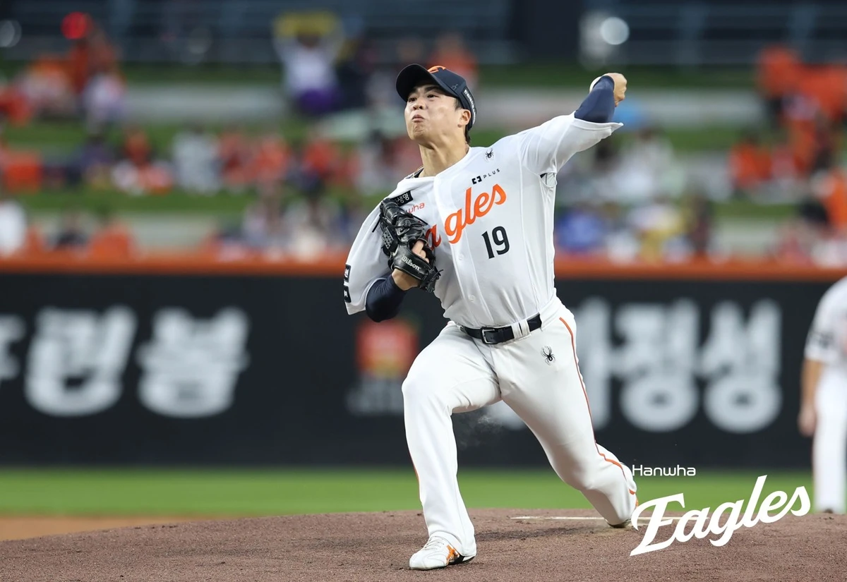 한화 이글스는 9일 대전 한화생명 볼파크에서 열린 2026 신한 SOL KBO리그 LG 트윈스와의 홈경기에서 19-3으로 승리했다. 이날 승리로 한화는 시즌 첫 5연승을 달성하고 시즌 전적 54승65패3무를 기록했다. 반면 LG는 4연패에 빠지며 68승55패1무가 됐다. 특히 LG는 이날 13사사구를 내주며 마운드가 굴욕적으로 붕괴됐다. LG는 8회에만 무려 12실점을 기록했다. 한화는 10일 SSG 랜더스와 원정 경기를 치른다. LG는 12일 대구 삼성 라이온즈와의 방문 경기까지 이틀 쉰다. 한화 이글스