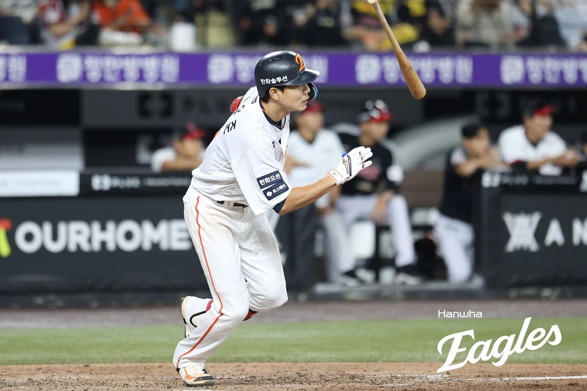 한화 이글스는 9일 대전 한화생명 볼파크에서 열린 2026 신한 SOL KBO리그 LG 트윈스와의 홈경기에서 19-3으로 승리했다. 이날 승리로 한화는 시즌 첫 5연승을 달성하고 시즌 전적 54승65패3무를 기록했다. 반면 LG는 4연패에 빠지며 68승55패1무가 됐다. 특히 LG는 이날 13사사구를 내주며 마운드가 굴욕적으로 붕괴됐다. LG는 8회에만 무려 12실점을 기록했다. 한화는 10일 SSG 랜더스와 원정 경기를 치른다. LG는 12일 대구 삼성 라이온즈와의 방문 경기까지 이틀 쉰다. 한화 이글스