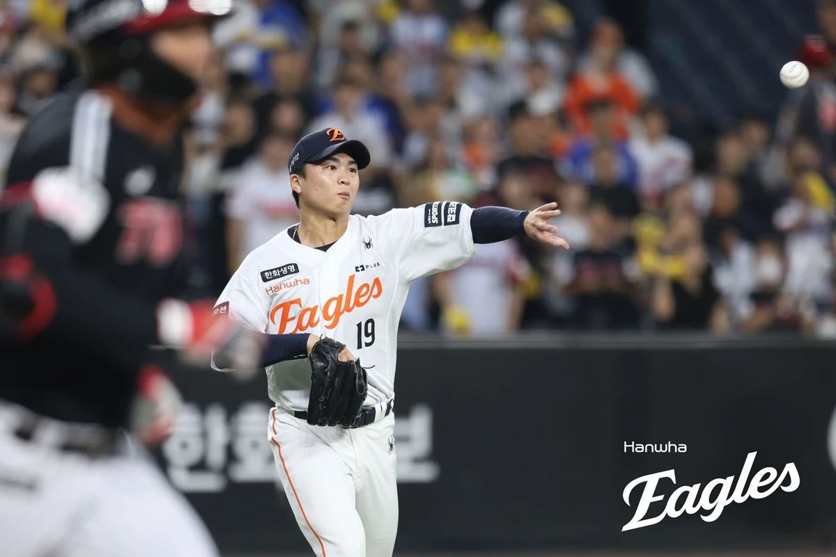 한화 이글스는 9일 대전 한화생명 볼파크에서 열린 2026 신한 SOL KBO리그 LG 트윈스와의 홈경기에서 19-3으로 승리했다. 이날 승리로 한화는 시즌 첫 5연승을 달성하고 시즌 전적 54승65패3무를 기록했다. 반면 LG는 4연패에 빠지며 68승55패1무가 됐다. 특히 LG는 이날 13사사구를 내주며 마운드가 굴욕적으로 붕괴됐다. LG는 8회에만 무려 12실점을 기록했다. 한화는 10일 SSG 랜더스와 원정 경기를 치른다. LG는 12일 대구 삼성 라이온즈와의 방문 경기까지 이틀 쉰다. 한화 이글스