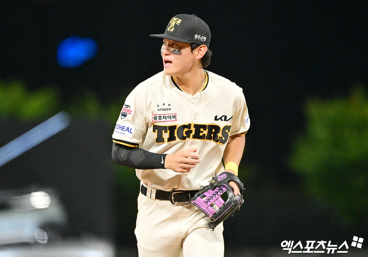 KIA 타이거즈 간판스타 김도영은 9일 광주 기아챔피언스필드에서 열린 2026 신한 SOL 뱅크 KBO리그 NC 다이노스와 경기에서 번트를 대다 타구에 얼굴을 맞았다. NC 투수 송명기의 시속 148km 초구에 기습번트를 시도한 김도영은 배트를 빗맞은 공이 그대로 자신의 얼굴을 강타하자 코피를 쏟았다. 대타 박민과 교체된 김도영은 곧바로 구단 지정병원으로 이동해 엑스레이와 CT 검사를 했다. 의료진으로부터 비골 골절 진단을 받았다. 엑스포츠뉴스DB