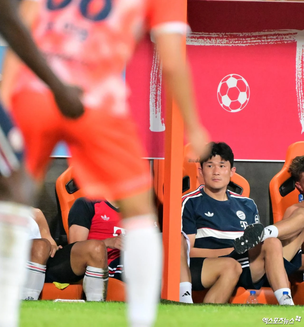 김민재가 2경기 연속 결장한 가운데 독일 명문 바이에른 뮌헨이 올 시즌 유럽축구연맹(UEFA) 챔피언스리그 첫 경기에서 지난 시즌 대회 돌풍의 팀이었던 보되/글림트(노르웨이)를 5-0으로 대파하며 챔피언스리그 우승을 향한 첫 걸음을 순조롭게 내디뎠다. 팀은 대승을 거뒀지만, 지난 경기에 이어 또다시 공식전에서 출전 기회를 받지 못한 김민재는 편하게 웃지 못했다. 사진 엑스포츠뉴스DB