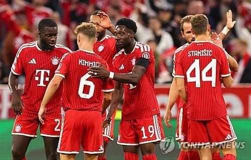 김민재가 2경기 연속 결장한 가운데 독일 명문 바이에른 뮌헨이 올 시즌 유럽축구연맹(UEFA) 챔피언스리그 첫 경기에서 지난 시즌 대회 돌풍의 팀이었던 보되/글림트(노르웨이)를 5-0으로 대파하며 챔피언스리그 우승을 향한 첫 걸음을 순조롭게 내디뎠다. 팀은 대승을 거뒀지만, 지난 경기에 이어 또다시 공식전에서 출전 기회를 받지 못한 김민재는 편하게 웃지 못했다. 사진 연합뉴스