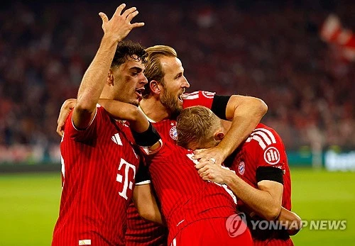 김민재가 2경기 연속 결장한 가운데 독일 명문 바이에른 뮌헨이 올 시즌 유럽축구연맹(UEFA) 챔피언스리그 첫 경기에서 지난 시즌 대회 돌풍의 팀이었던 보되/글림트(노르웨이)를 5-0으로 대파하며 챔피언스리그 우승을 향한 첫 걸음을 순조롭게 내디뎠다. 팀은 대승을 거뒀지만, 지난 경기에 이어 또다시 공식전에서 출전 기회를 받지 못한 김민재는 편하게 웃지 못했다. 사진 연합뉴스