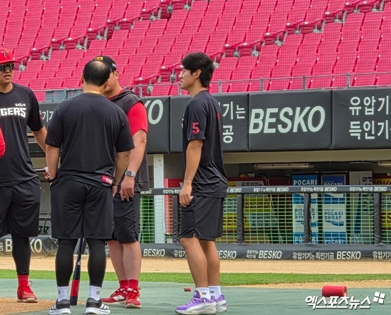 김도영은 11일 광주-KIA챔피언스필드에서 열리는 2026 신한 SOL KBO리그 SSG 랜더스와의 정규시즌 14차전을 앞두고 이범호 감독, 손승락 수석코치를 비롯해 코칭스태프, 동료들과 인사를 나눴다. 코칭스태프와 이야기를 나누던 중 미소를 보이기도 했다. 경기 전 이범호 감독과 만난 김도영은 '대타를 준비해보겠다'며 강한 의지를 내비치기도 했다. 하지만 이범호 감독은 '절대 안 된다'며 김도영을 말렸다. 광주, 유준상 기자