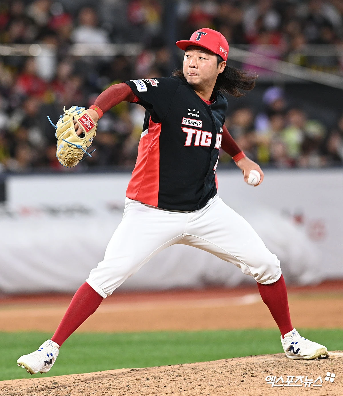 12일 오후 수원케이티위즈파크에서 열린 '2026 신한 SOL Bank KBO리그' KIA 타이거즈와 KT 위즈의 경기, 7회말 1사 1루 KIA 김범수가 공을 힘차게 던지고 있다. 수원, 고아라 기자