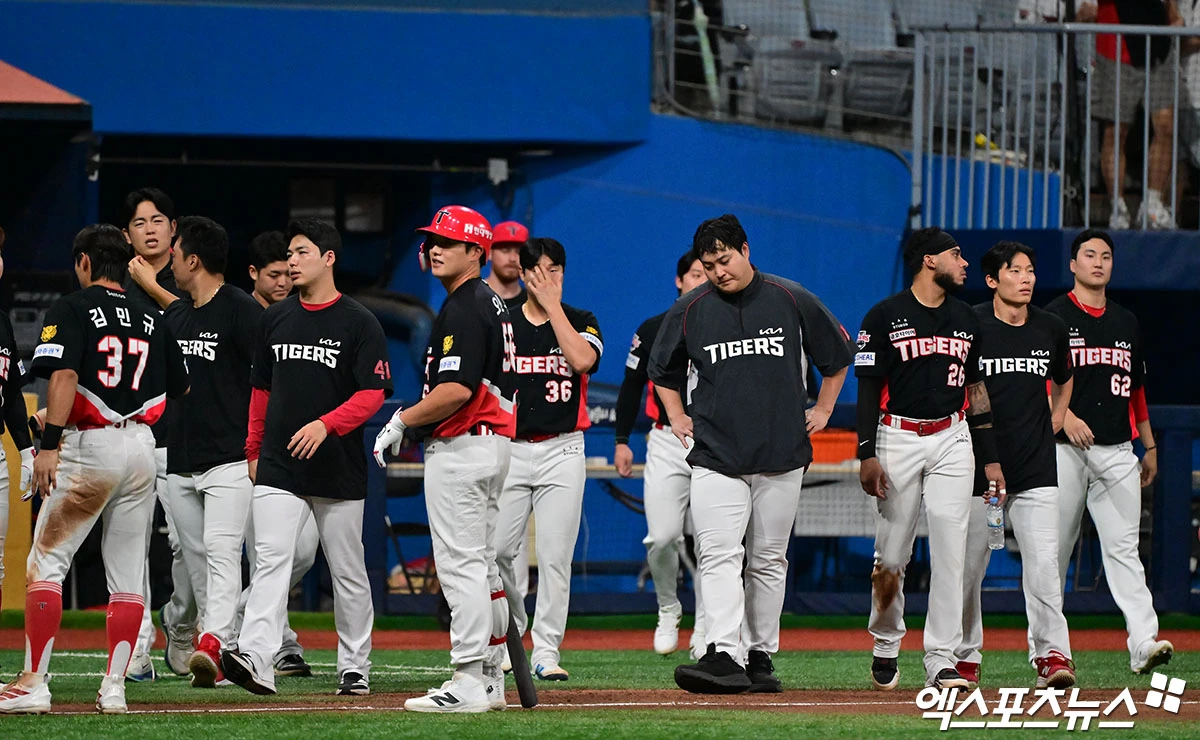 22일 오후 서울 구로구 고척스카이돔에서 열린 '2026 신한 SOL Bank KBO리그' KIA 타이거즈와 키움 히어로즈의 경기, 키움이 KIA에 3:1로 승리하며 5연패에서 탈출했다.  경기종료 후 KIA 선수들이 그라운드로 나오고 있다. 엑스포츠뉴스 DB