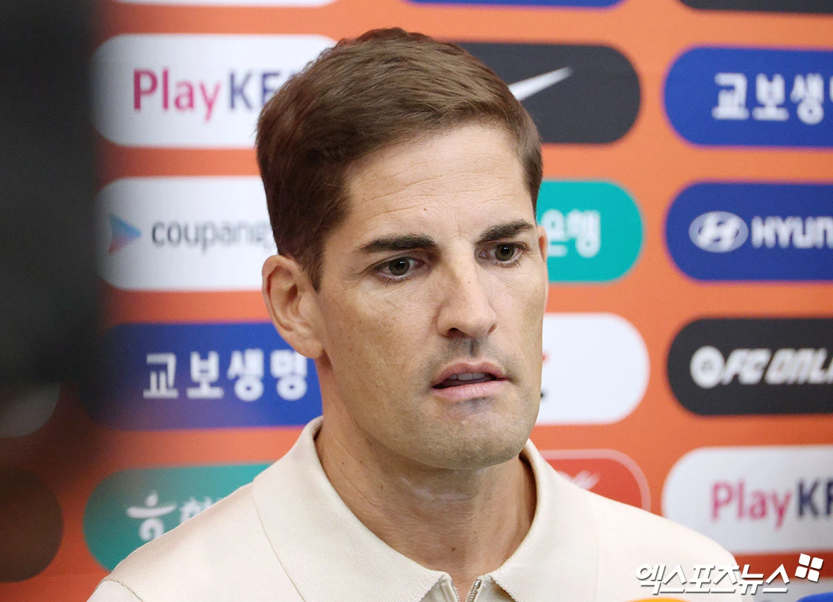 로베르트 모레노 임시 감독이 이끄는 대한민국 축구 국가대표팀은 24일 오후 8시 수원월드컵경기장에서 에콰도르와 친선경기를 치른다. 이날 경기는 모레노 감독이 선임된 후 치르는 첫 번째 A매치다. 모레노 감독은 이날 손흥민(LAFC)과 오현규(베식타시) 등을 선발로 내세웠다. 약 1년 만에 태극마크를 다시 단 정승원(FC서울)도 선발로 출격한다. 이강인(아틀레티코 마드리드), 황인범(포르투) 등은 명단에서 제외됐다. 엑스포츠뉴스DB