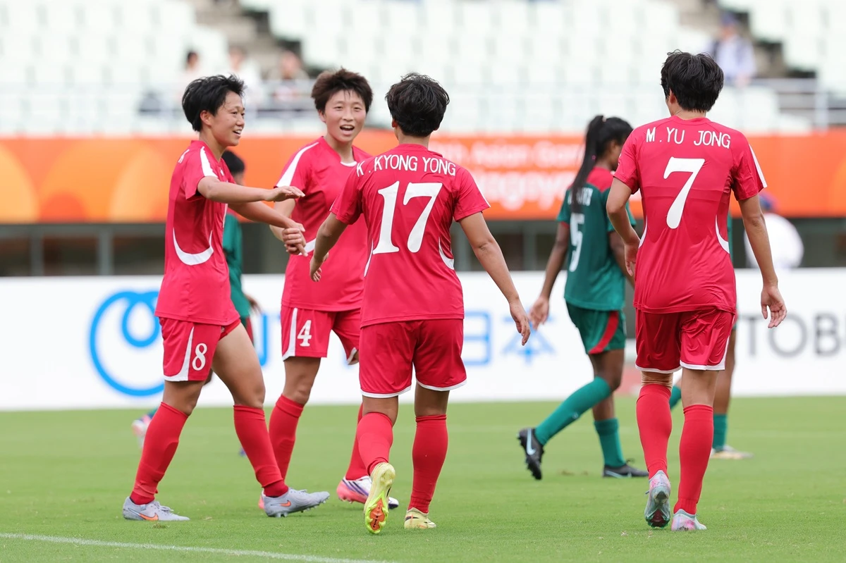 북한 여자 축구 국가대표팀이 14일 일본 오사카의 나가이 스타디움에서 열린 2026 아이치·나고야 아시안게임 여자 축구 조별리그 F조 1차전에서 방글라데시를 10-0으로 이겼다. 사진 연합뉴스