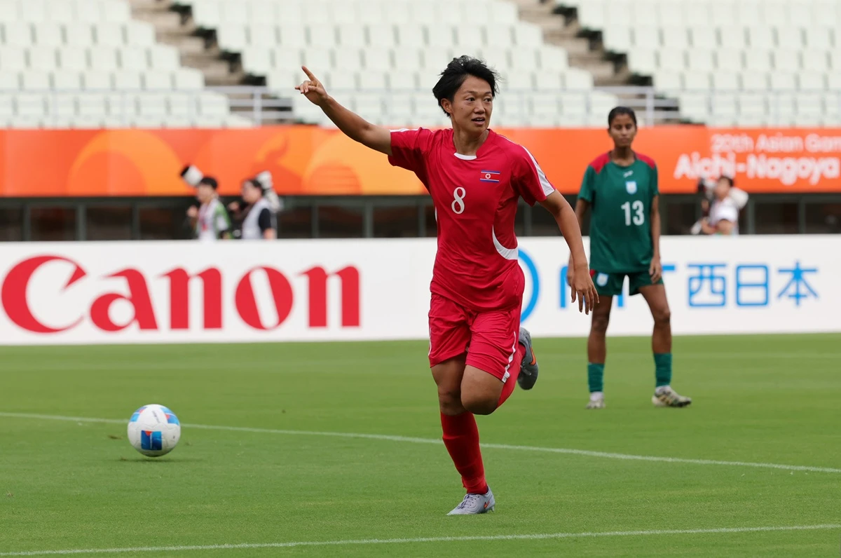 북한 여자 축구 국가대표팀이 14일 일본 오사카의 나가이 스타디움에서 열린 2026 아이치·나고야 아시안게임 여자 축구 조별리그 F조 1차전에서 방글라데시를 10-0으로 이겼다. 사진 연합뉴스