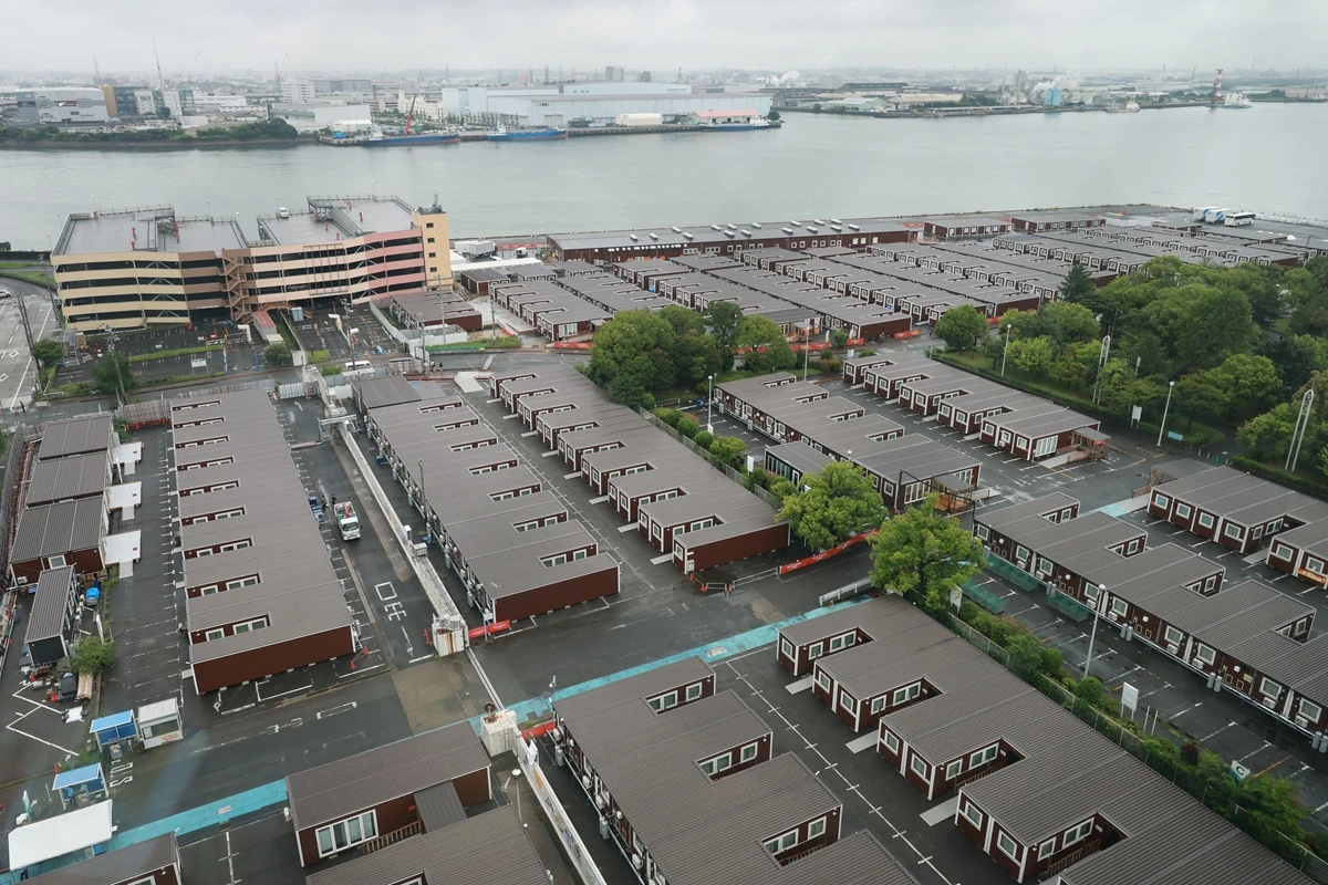 2026 아이치·나고야 아시안게임을 위해 일본 나고야항 인근에 지어진 컨테이너형 목조 조립식 선수촌이 숙소 부족과 누수 현상으로 참가국들로부터 원성을 사고 있다. 조직위원회는 뒤늦게 호텔 확보에 나선 것으로 알려졌다. 사진 연합뉴스