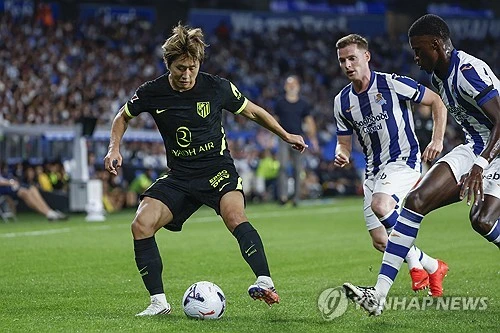 이강인이 공을 갖고 소유하고 있는 시간이 지나치게 길다는 지적이 나왔다. 이강인의 터치가 많은 탓에 공격 템포를 살려야 할 순간에 이강인에게 공이 향하면 공격의 속도를 유지하지 못하고 흐름이 끊긴다는 것이다. 이강인을 비판한 현지 언론은 그리즈만의 경우 빠른 원 터치 패스로 동료들의 장점을 활용하는 데 뛰어난 모습을 보였지만, 이강인에게서는 이런 플레이를 볼 수 없다며 아쉬워하고 있다. 사진 연합뉴스