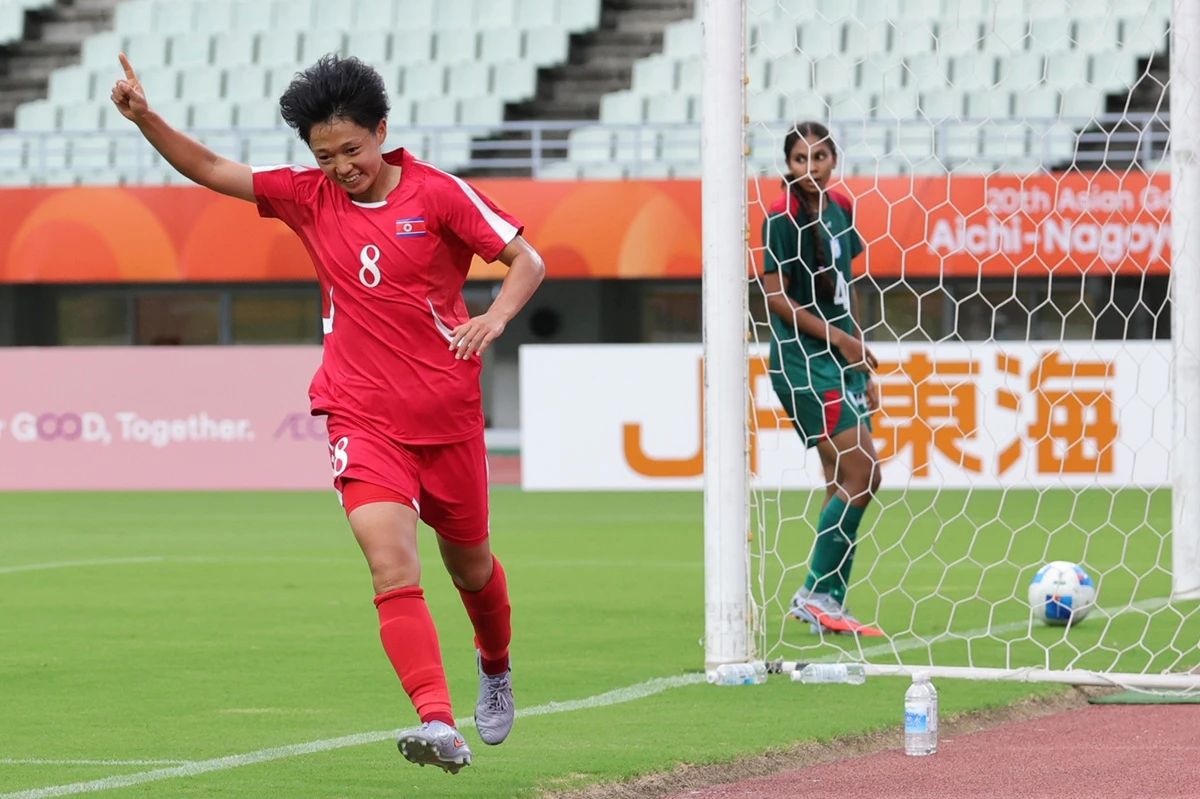 북한 여자 축구대표 리성아가 지난 14일 일본 오사카의 나가이 스타디움에서 열린 2026 아이치·나고야 아시안게임 여자 축구 조별리그 F조 1차전에서 방글라데시를 상대로 득점을 기록했다. 사진 연합뉴스