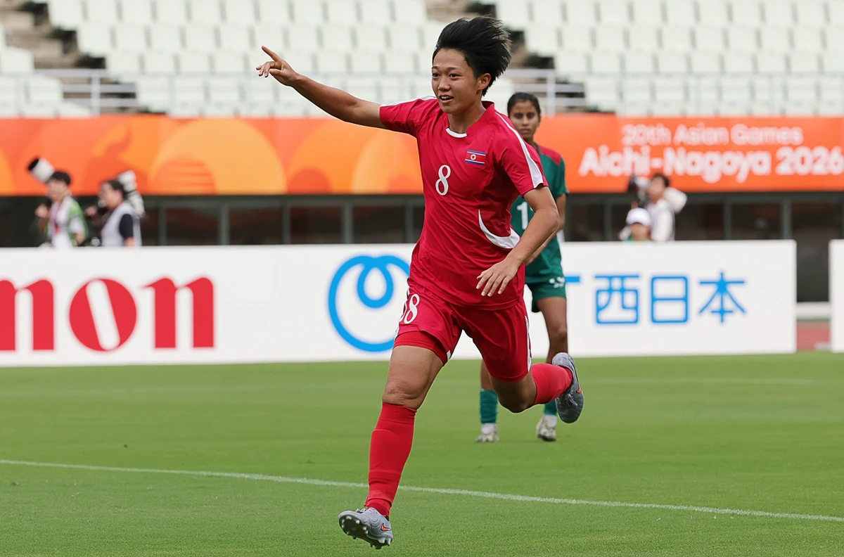 북한 여자 축구대표 리성아가 지난 14일 일본 오사카의 나가이 스타디움에서 열린 2026 아이치·나고야 아시안게임 여자 축구 조별리그 F조 1차전에서 방글라데시를 상대로 득점을 기록했다. 사진 연합뉴스