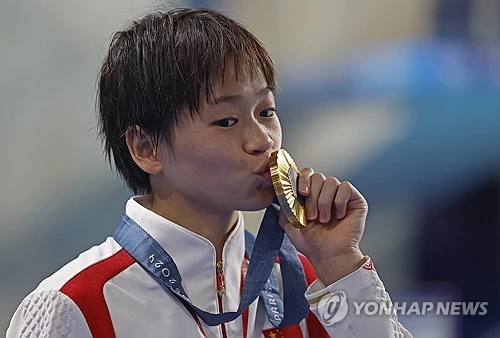 2024 파리올림픽 2관왕에 오른 중국 여자수영 다이빙 국가대표 취안홍찬이 올해 악플러들에게 인신공격을 당하며 중국 내에서 큰 논란이 됐다. 악플러 중 한 명은 벌금형을 선고 받았다. 사진 연합뉴스