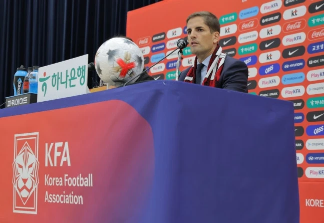 로베르트 모레노 한국 축구 국가대표팀 감독과 대표팀 코칭스태프가 경기를 보기 위해 대전과 전주를 방문한다. 대한축구협회는 15일 코치진과 전력분석관을 포함한 모레노 감독 사단 전원이 대전하나시티즌과 교토 상가, 전북 현대와 가시와 레이솔의 2026-2027시즌 아시아축구연맹(AFC) 챔피언스리그 엘리트(ACLE) 리그 스테이지 1차전을 관람할 계획이라고 밝혔다. 사진 연합뉴스