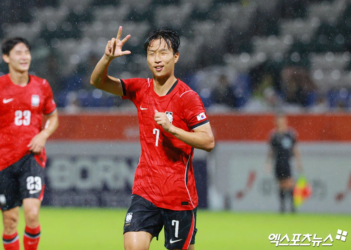 이민성 감독이 이끄는 대한민국 아시안게임 남자 축구 대표팀이 15일 일본 나고야시 미즈호공원 럭비 경기장에서 열린 카타르와의 2026 아이치∙나고야 아시안게임 조별리그 D조 1차전에 4-1 대승을 거뒀다. 이날 엄지성이 전반전에만 해트트릭을 달성하면서 이민성호는 일찌감치 승기를 잡았다. 후반전에 김명준의 쐐기골이 나왔고 후반 막판 1골 실점했지만 대회 첫 경기를 대승으로 마무리하면서 대회 남자 축구 4연패 도전에 시동을 걸었다. 나고야, 김한준 기자
