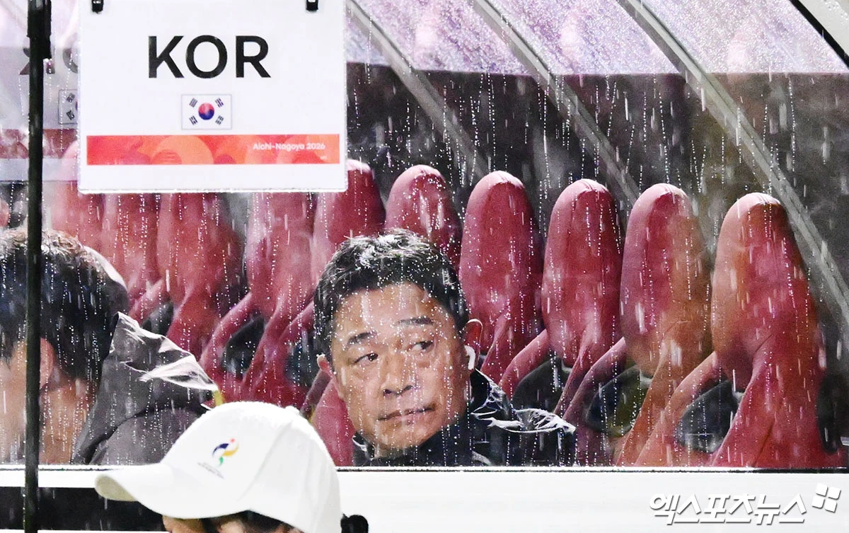 이민성 감독이 이끄는 대한민국 아시안게임 남자 축구 대표팀이 15일 일본 나고야시 미즈호공원 럭비 경기장에서 열린 카타르와의 2026 아이치∙나고야 아시안게임 조별리그 D조 1차전에 4-1 대승을 거뒀다. 이날 엄지성이 전반전에만 해트트릭을 달성하면서 이민성호는 일찌감치 승기를 잡았다. 후반전에 김명준의 쐐기골이 나왔고 후반 막판 1골 실점했지만 대회 첫 경기를 대승으로 마무리하면서 대회 남자 축구 4연패 도전에 시동을 걸었다. 나고야, 박지영 기자