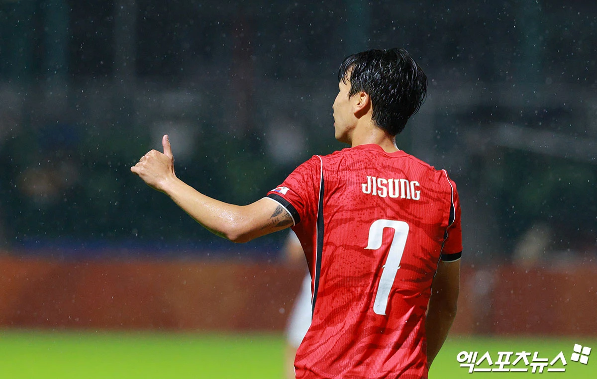 이민성 감독이 이끄는 대한민국 아시안게임 남자 축구 대표팀이 15일 일본 나고야시 미즈호공원 럭비 경기장에서 열린 카타르와의 2026 아이치∙나고야 아시안게임 조별리그 D조 1차전에 4-1 대승을 거뒀다. 이날 엄지성이 전반전에만 해트트릭을 달성하면서 이민성호는 일찌감치 승기를 잡았다. 후반전에 김명준의 쐐기골이 나왔고 후반 막판 1골 실점했지만 대회 첫 경기를 대승으로 마무리하면서 대회 남자 축구 4연패 도전에 시동을 걸었다. 나고야, 김한준 기자