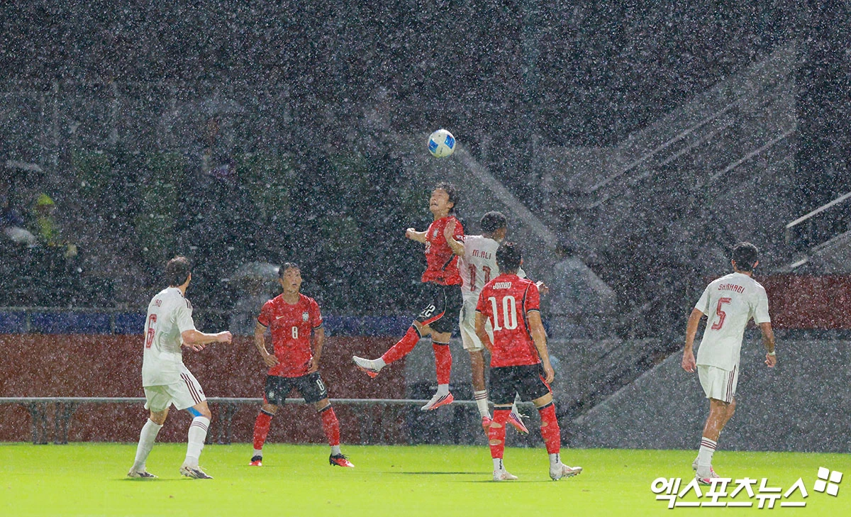 이민성 감독이 이끄는 대한민국 아시안게임 남자 축구 대표팀이 15일 일본 나고야시 미즈호공원 럭비 경기장에서 열린 카타르와의 2026 아이치∙나고야 아시안게임 조별리그 D조 1차전에 4-1 대승을 거뒀다. 이날 엄지성이 전반전에만 해트트릭을 달성하면서 이민성호는 일찌감치 승기를 잡았다. 후반전에 김명준의 쐐기골이 나왔고 후반 막판 1골 실점했지만 대회 첫 경기를 대승으로 마무리하면서 대회 남자 축구 4연패 도전에 시동을 걸었다. 나고야, 김한준 기자