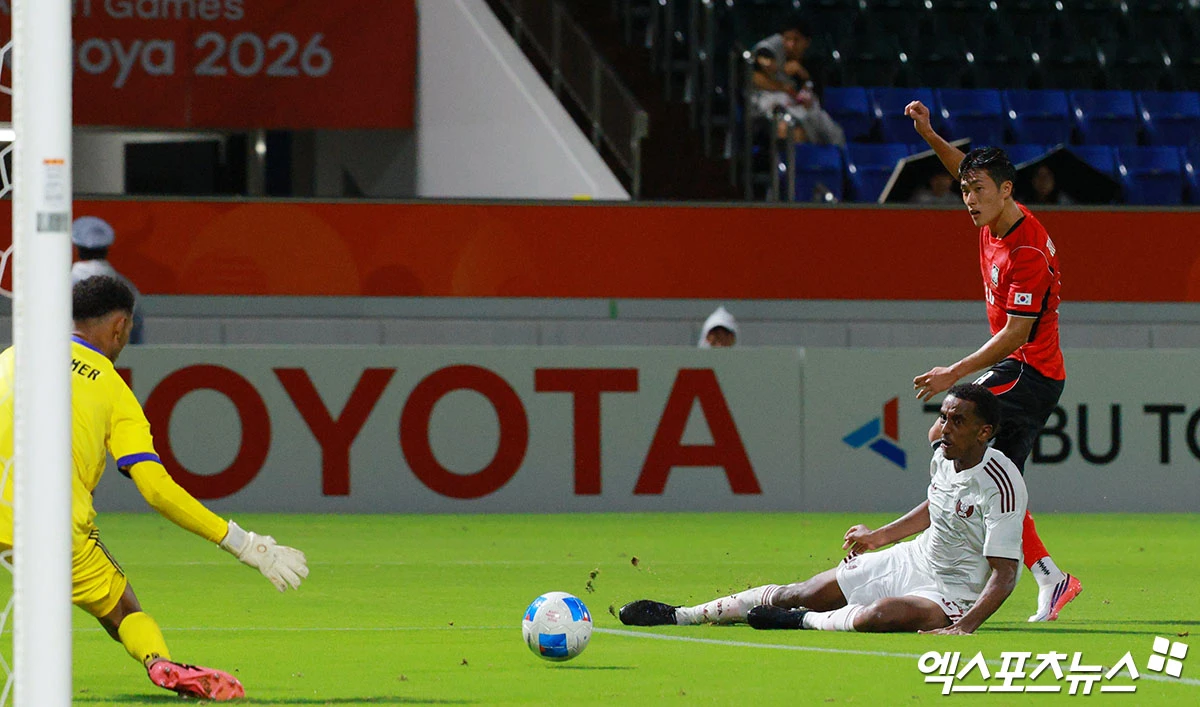 이민성 감독이 이끄는 대한민국 아시안게임 남자 축구 대표팀이 15일 일본 나고야시 미즈호공원 럭비 경기장에서 열린 카타르와의 2026 아이치∙나고야 아시안게임 조별리그 D조 1차전에 4-1 대승을 거뒀다. 이날 엄지성이 전반전에만 해트트릭을 달성하면서 이민성호는 일찌감치 승기를 잡았다. 후반전에 김명준의 쐐기골이 나왔고 후반 막판 1골 실점했지만 대회 첫 경기를 대승으로 마무리하면서 대회 남자 축구 4연패 도전에 시동을 걸었다. 나고야, 김한준 기자