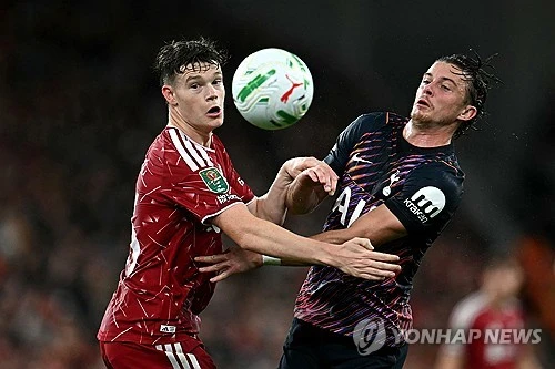 토트넘 홋스퍼가 컵 대회에서도 패하면서 공식전 4경기 무승(2무2패)에 빠졌다. 지난 시즌 소방수로 부임해 토트넘을 강등 위기에서 건져낸 로베르토 데 제르비 감독 체제에서 새롭게 출발하며 구단의 파격적인 지원 아래 산드로 토날리, 마테우스 페르난데스, 마르코스 세네시, 얀 폴 판헤케, 사비뉴, 오마르 마르무시 등 선수단을 대거 보강했으나, 오히려 팀의 밸런스는 무너진 모양새다. 사진 연합뉴스