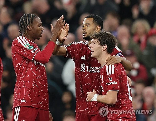 토트넘 홋스퍼가 컵 대회에서도 패하면서 공식전 4경기 무승(2무2패)에 빠졌다. 지난 시즌 소방수로 부임해 토트넘을 강등 위기에서 건져낸 로베르토 데 제르비 감독 체제에서 새롭게 출발하며 구단의 파격적인 지원 아래 산드로 토날리, 마테우스 페르난데스, 마르코스 세네시, 얀 폴 판헤케, 사비뉴, 오마르 마르무시 등 선수단을 대거 보강했으나, 오히려 팀의 밸런스는 무너진 모양새다. 사진 연합뉴스