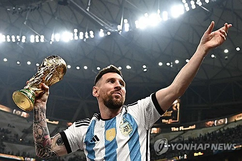 지난달 국가대표 은퇴를 선언한 '축구의 신' 리오넬 메시가 아르헨티나 대표팀 유니폼을 입고 치르는 마지막 경기가 정해졌다. 메시의 은퇴식은 오는 10월6일 아르헨티나의 첫 월드컵 우승 대관식이 열린 부에노스아이레스의 에스타디오 모누멘탈에서 열리는 베냉과의 친선경기에서 진행된다. 이를 위해 아르헨티나 축구 국가대표팀은 9~10월 A매치 소집 명단에 메시를 포함시켰다. 사진 연합뉴스