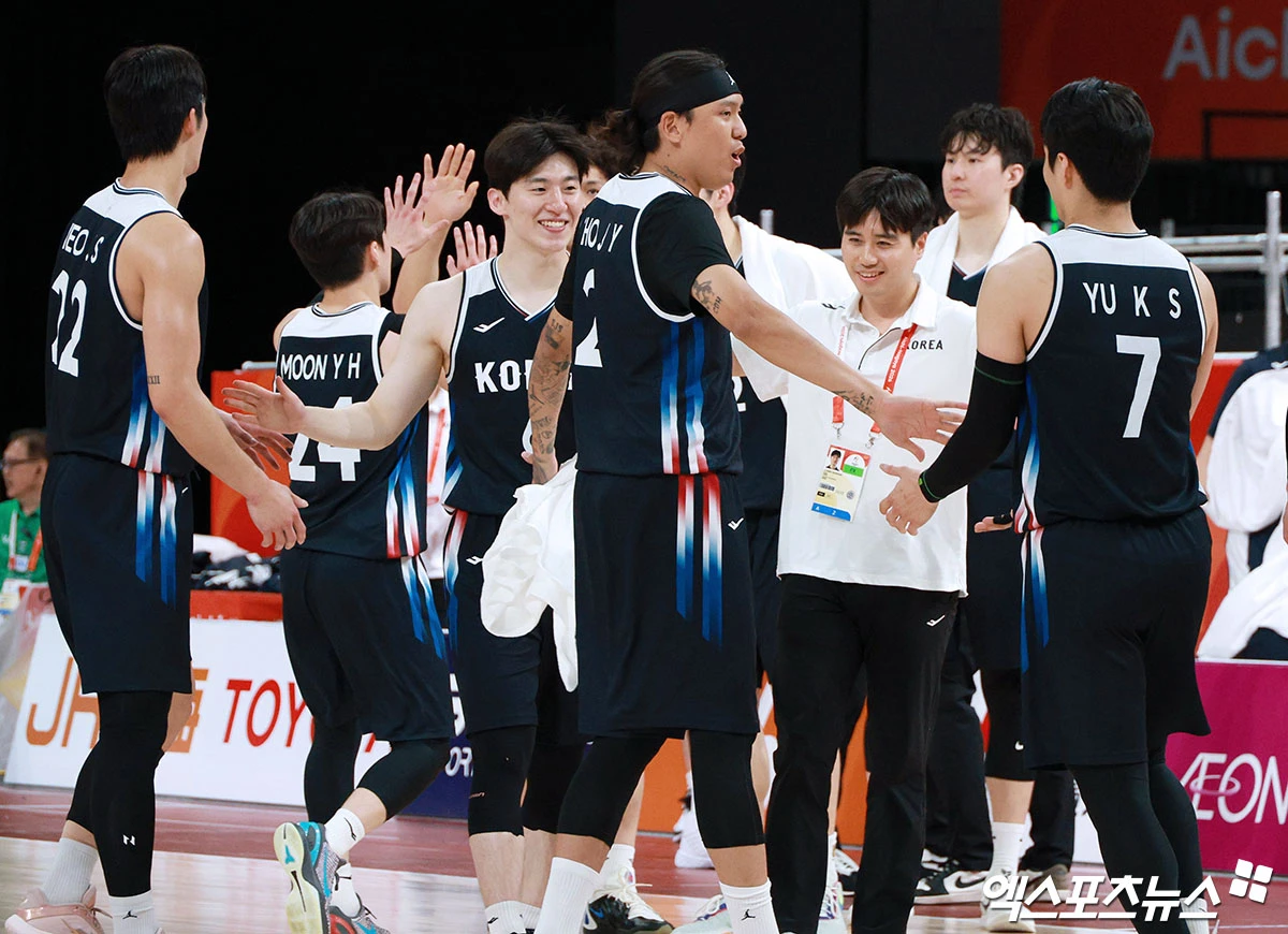 니콜라이스 마줄스 감독이 이끄는 대한민국 남자 농구 국가대표팀이 16일 일본 나고야의 아이치 인터내셔널 아레나에서 열린 2026 아이치·나고야 아시안게임 남자 농구 8강전 요르단과의 경기에서 대승을 거두고 준결승에 진출했다. 사진 김한준 기자