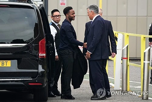 과거 잉글리시 프리미어리그(EPL)에서 손흥민 등 리그 수위급 윙어들과 어깨를 나란히 했던 전 잉글랜드 국가대표 공격수 라힘 스털링이 아산화질소 소지 및 난폭 운전 등 혐의를 인정하며 징역형을 받을 위기에 놓였다. 한때 프리미어리그에서 이름을 날렸던 스타의 몰락이다. 사진 연합뉴스