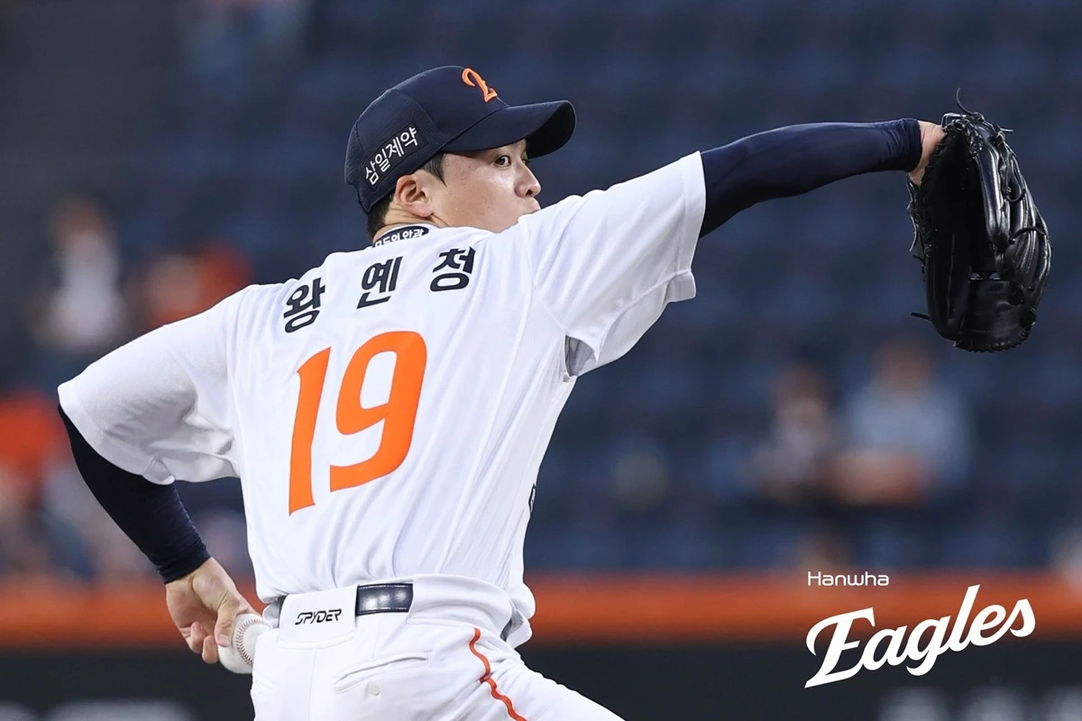 한화 이글스 좌완투수 왕옌청은 15일 열린 KT 위즈와의 홈 경기를 마친 뒤 1군에서 말소됐다. 왕옌청은 18일 한국에서 일본으로 곧바로 출국해 대만 야구 대표팀에 합류할 예정이다. 한국과 대만은 오는 21일 2026 하계아시안게임 야구 조별리그 첫 경기에서 붙는다. 김경문 한화 감독은 경기 '그동안 열심히 노력한 만큼 야구가 잘 돼서 승도 따고, 승을 따다 보니 생각이 조금 더 생긴 것 같다. 조금 피곤한 점도 있었던 것 같다'며 '어제 구속을 보면 가장 베스트 때보다 조금 덜 나오는 것 같더라'고 솔직하게 털어놨다. 한화 이글스